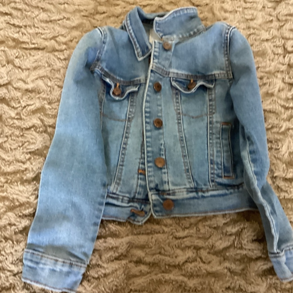 Old Navy girls denim jacket
Size S 6/7
Med wash